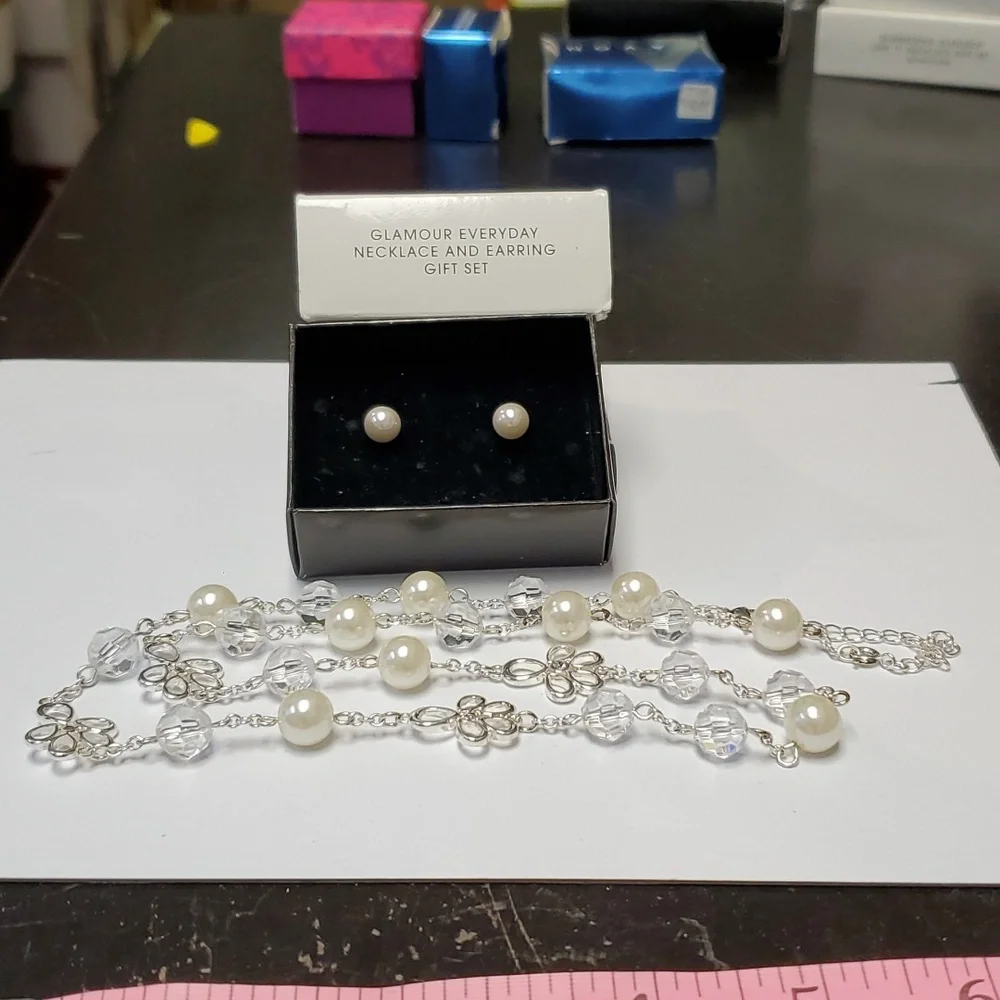 Glamor every day necklace and earring gift set by Avon - Picture 2 of 5